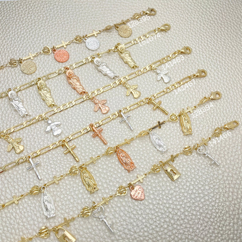 20 pulseras con dijes religiosos tricolores ($5.00 cada una) por $100 en capas de oro