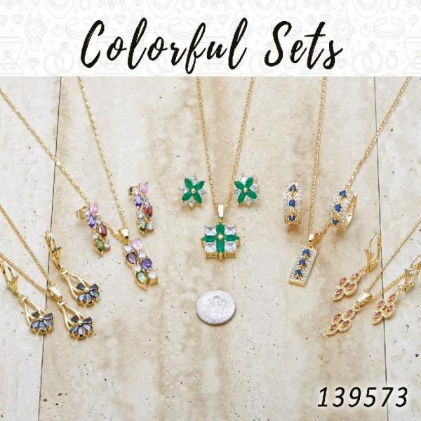 18 coloridos juegos de aretes, colgantes y collares en capas de oro ($5.55) c/u