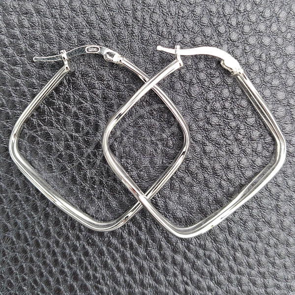 Sterling Silver Hoop Earrings — Medium Hoop Twist Design Diamond Cutting 02. — main product view — SKU 147224 | Plata 925 aretes de aro — Medium Hoop Twist diseño Diamond Cutting 02. — SKU 147224