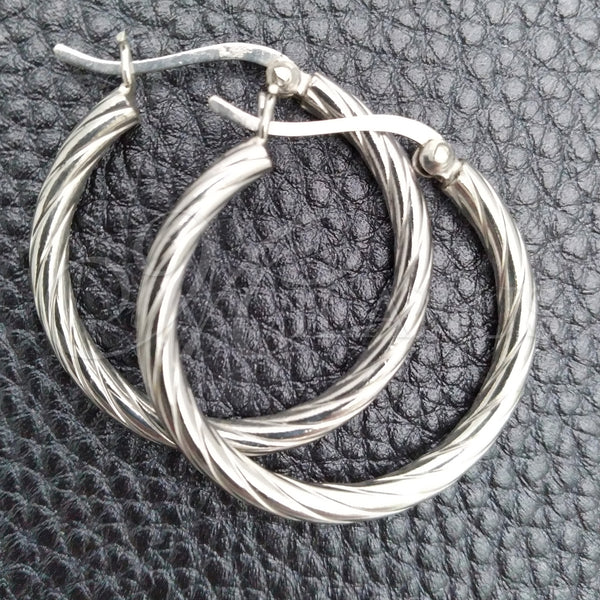 Sterling Silver Hoop Earrings — Medium Hoop Twist Design Diamond Cutting 02. — main product view — SKU 147445 | Plata 925 aretes de aro — Medium Hoop Twist diseño Diamond Cutting 02. — SKU 147445