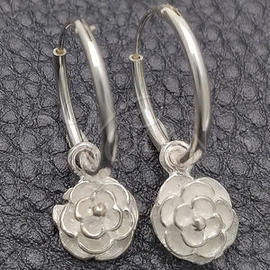 Sterling Silver Hoop Earrings — Small Hoop Flower Design Polished 02. — main product view — SKU 147486 | Plata 925 aretes de aro — Small Hoop flor diseño pulido 02. — SKU 147486