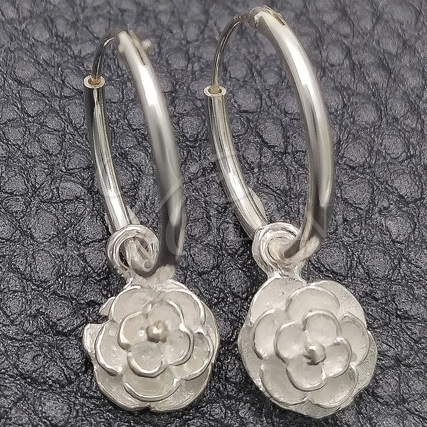 Sterling Silver Hoop Earrings — Small Hoop Flower Design Polished 02. — main product view — SKU 147486 | Plata 925 aretes de aro — Small Hoop flor diseño pulido 02. — SKU 147486