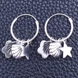 Sterling Silver Hoop Earrings — Small Hoop Shell and Flower Design Polished 02. — main product view — SKU 149359 | Plata 925 aretes de aro — Small Hoop Shell and flor diseño pulido 02. — SKU 149359