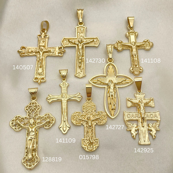 25 colgantes medianos de cruz y crucifijo oro laminado por $100 ($4.00 c/u) en oro laminado