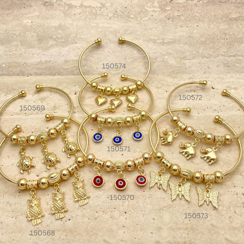 15 piezas de Charm Bangles en capas de oro ($6.67) c/u 