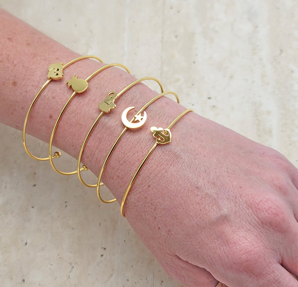 25 brazaletes en capas de oro con motivos de moda ($4.00) c/u